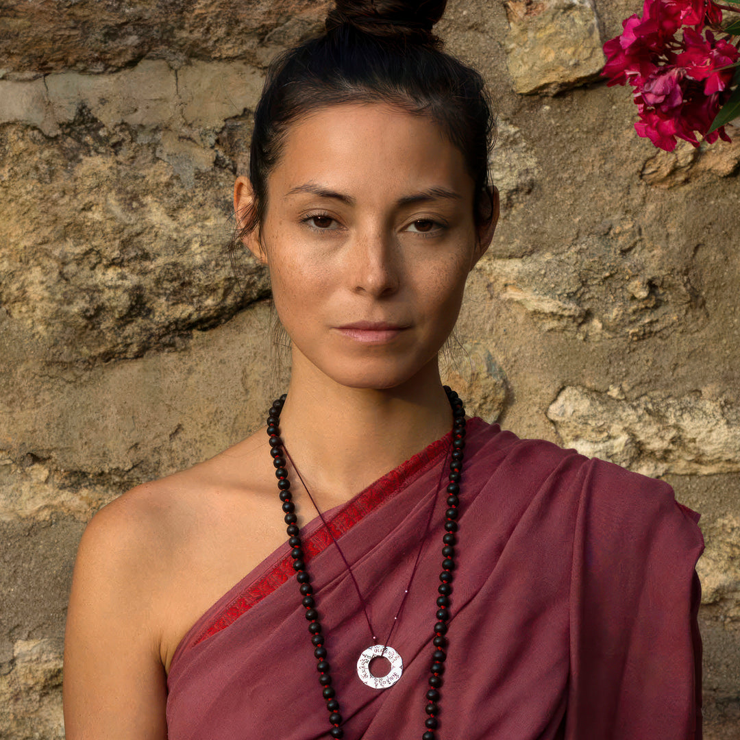 Die Yogalehrerin Steffi trägt zu dem Om-Mani-Padme-Hum-Anhänger aus Sterling Silver eine Mala von ETERNAL BLISS