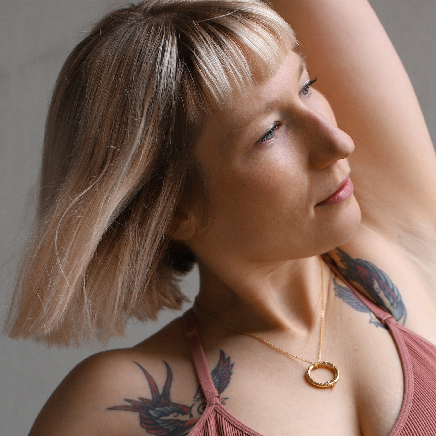 Maria B. trägt das Shiva Mantra mit erhabener Schlange gold so oft es geht