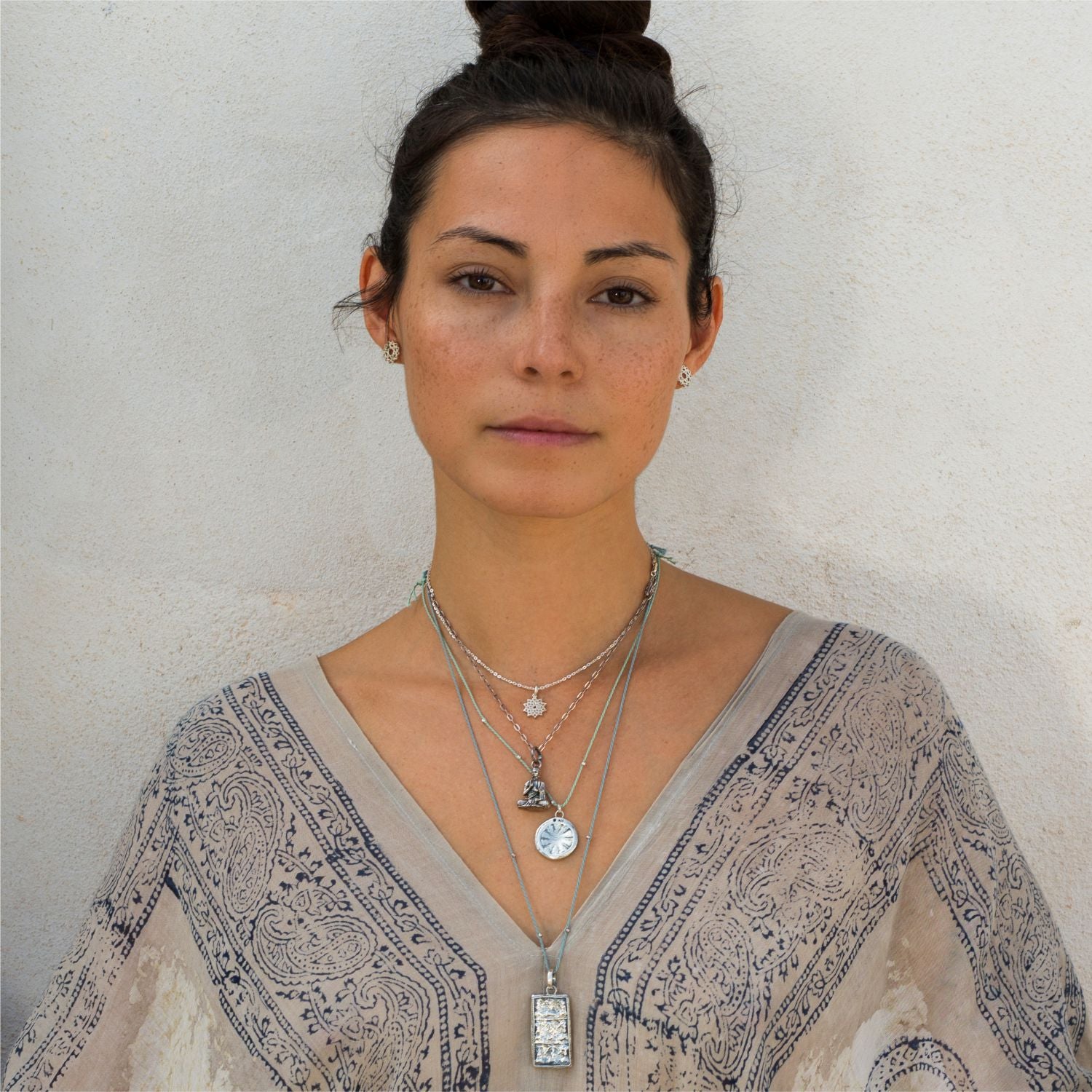 Steffi, Yoga Teacher auf Bali, trägt eine Buddha Ornament Kette aus Sterling Silber von ETERNAL BLISS - Spiritueller Symbol Schmuck