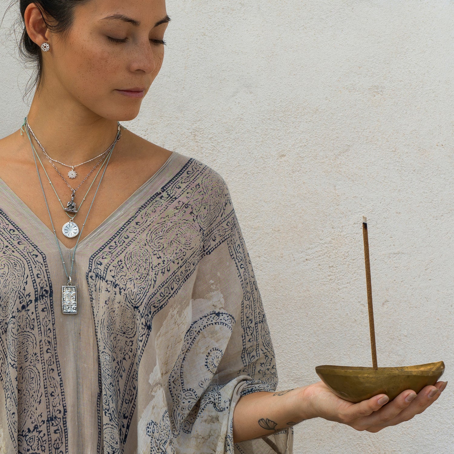 Steffi, Yoga Teacher auf Bali, trägt eine Buddha Ornament Kette aus Sterling Silber mit spirituellem Symbol Schmuck von ETERNAL BLISS