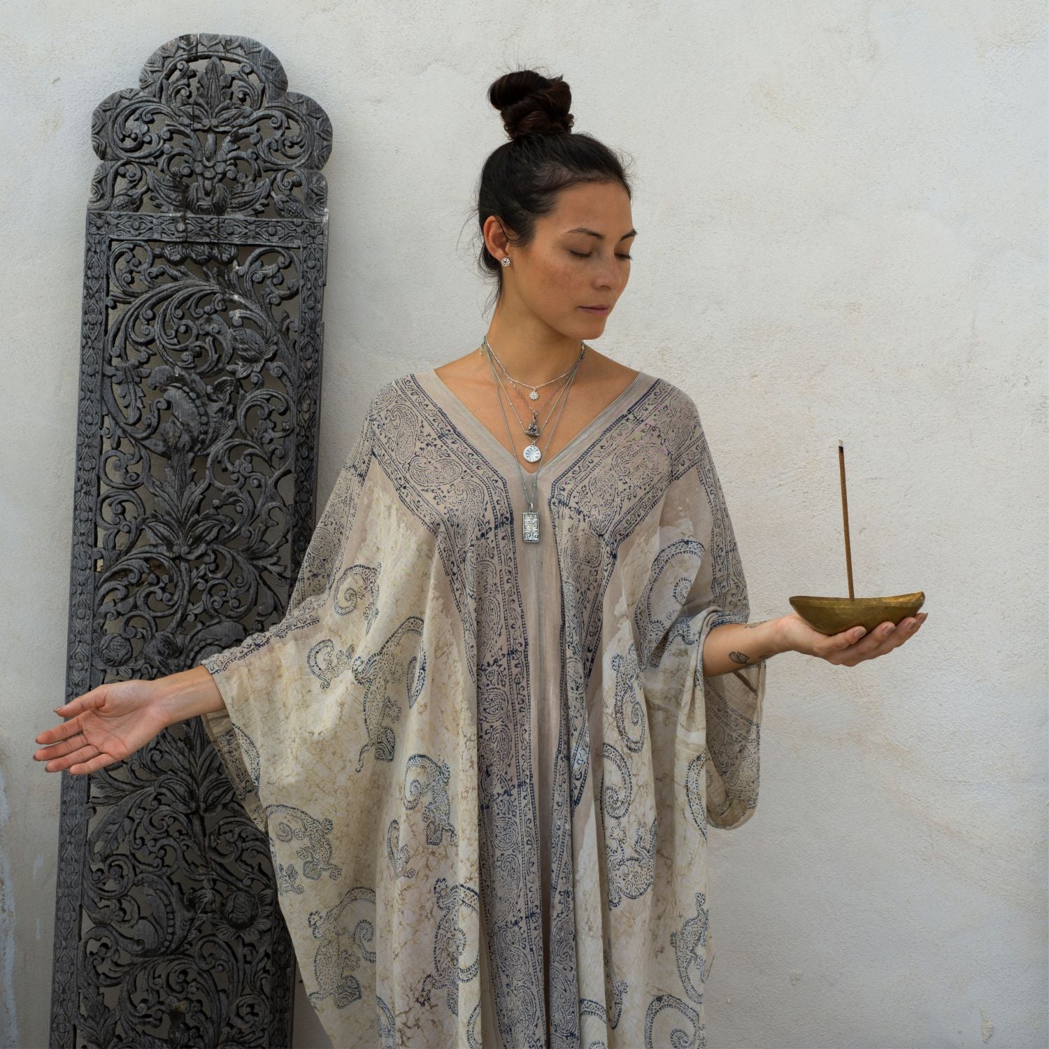 Steffi, Yoga Teacher auf Bali, kombiniert eine Buddha Ornament Kette aus Sterling Silber mit spirituellem Symbolketten von ETERNAL BLISS