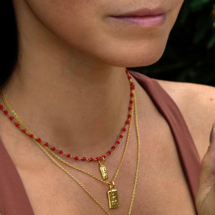 Die Yogalehrerin Steffi kombiniert ein Buddha Anhänger mini vergoldet aus Sterling Silber aus der Yoga Schmuckkollektion mit spirituellem Schmuck von ETERNAL BLISS