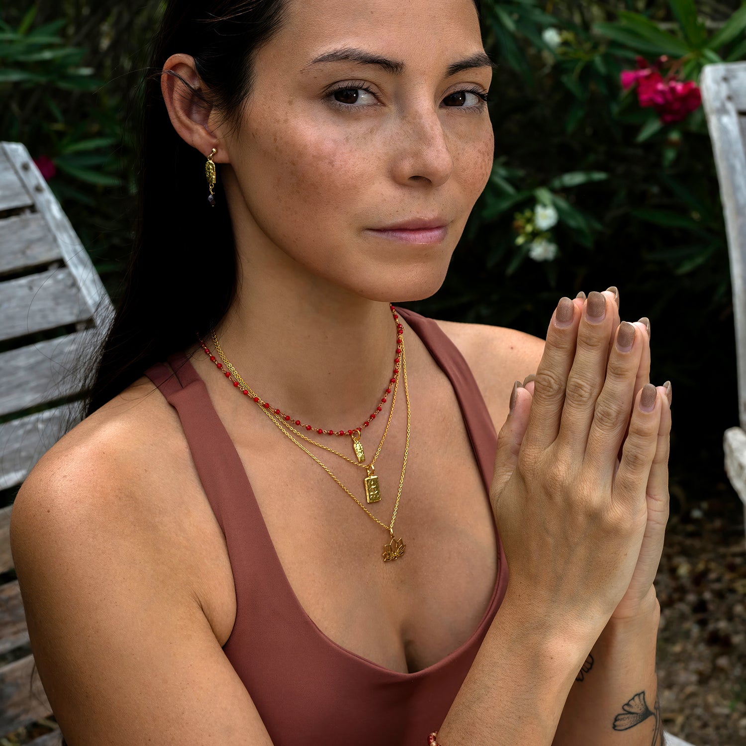 Die Yogalehrerin Steffi trägt unter anderem ein Buddha Anhänger mini vergoldet aus Sterling Silber von ETERNAL BLISS - Spiritueller Schumuck