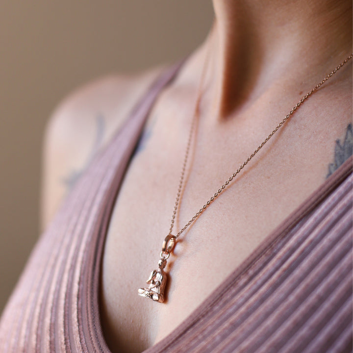 Nahaufnahme von Marias Lehrender-Buddha-Schmuckanhänger aus rosévergoldetem Sterling Silber  von ETERNAL BLISS