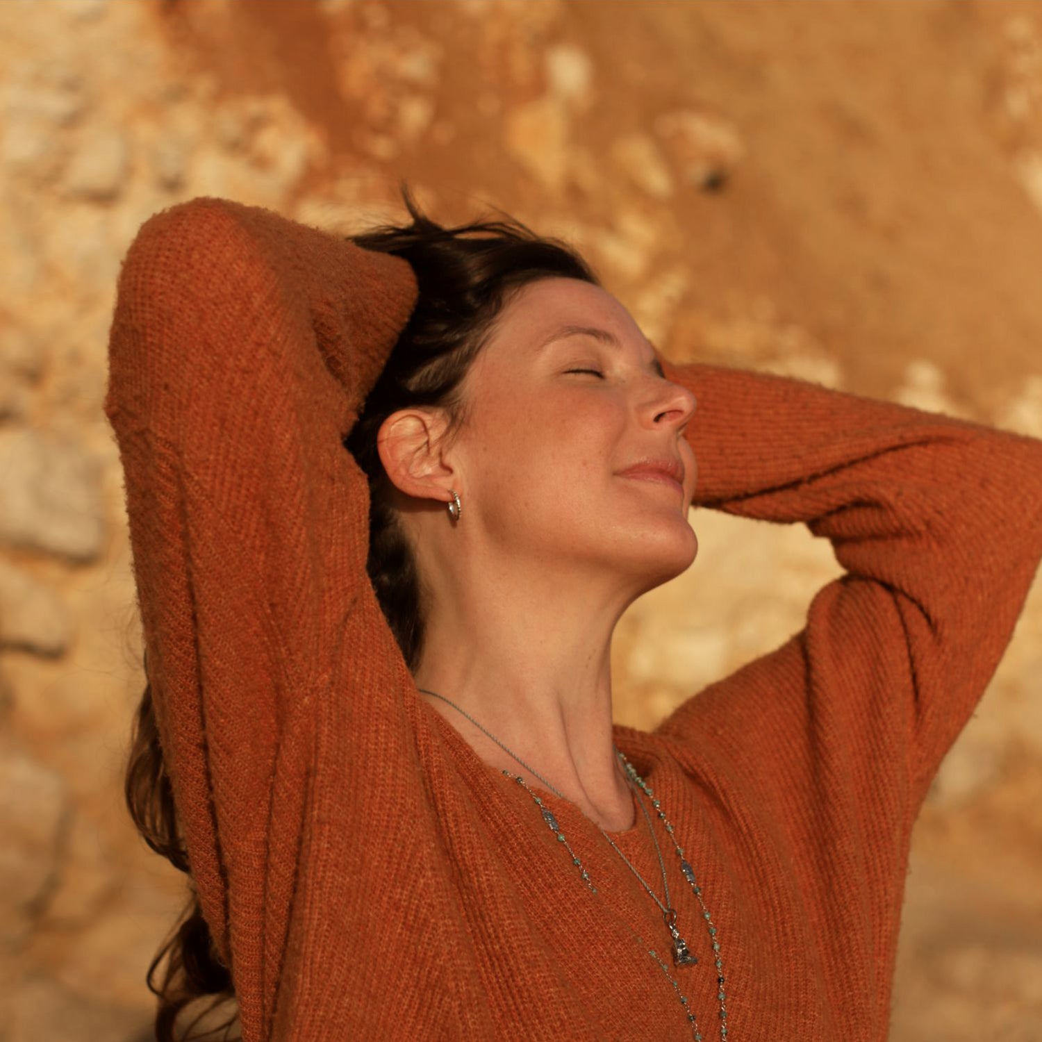 Die Berliner Ayurveda Therapeutin Sabrina Rasayana kombiniert zu ihrer Lehrender-Buddha-Kette aus Sterling Silber eine Jadekette von ETERNAL BLISS