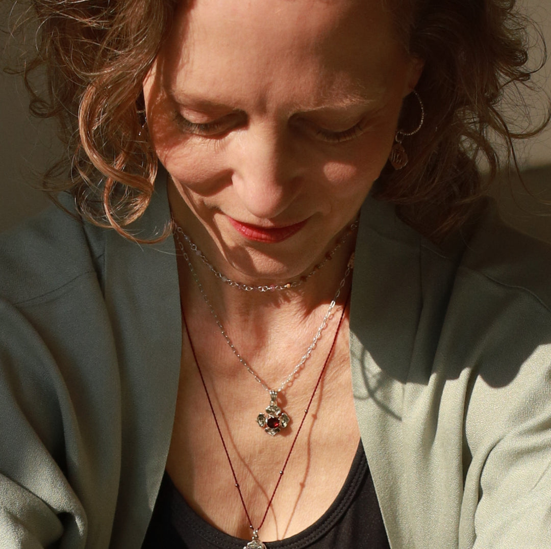Elena Fröhlich, Yogalehrerin in Berlin trägt einen Wurzel Chakra Anhänger mit einem Granat Edelstein aus hochwertigem Sterling Silber von ETERNAL BLISS
