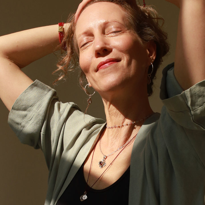 Elena Fröhlich, Yogalehrerin in Berlin kombiniert einen Wurzel Chakra Anhänger mit Granat Edelstein mit Chakra Schmuck von ETERNAL BLISS
