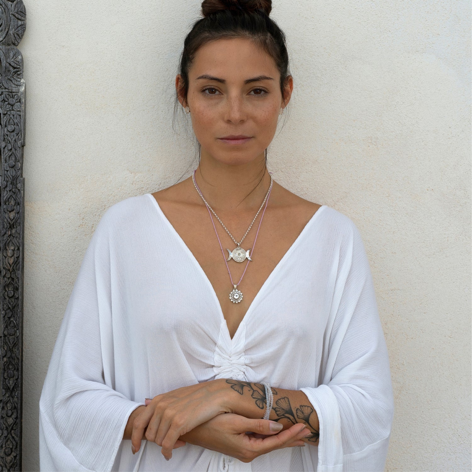 Steffi, Yogalehrerin auf Bali, kombiniert eine Kronen Chakra Kette mit einem Bergkristall Edelstein in Sterling Silber mit einer Shakti-Kette von ETERNAL BLISS