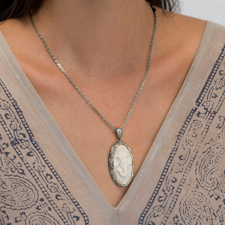 Detailansicht des hochwertigen Ganesha Anhängers mit geschnitztem Einleger und reich verziertem Rahmen und dem spirituellen Symbol OM aus Sterling Silber an einer kräftigen Halskette von ETERNAL BLISS - Spiritueller Schmuck
