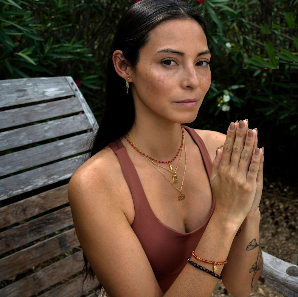 Annette Söhnlein, Yoga Teacher in Berlin, trägt einen Siebenblättriger-Lotus-Anhänger aus vergoldetem Sterling Silber von ETERNAL BLISS - Spiritueller Symbol Schmuck