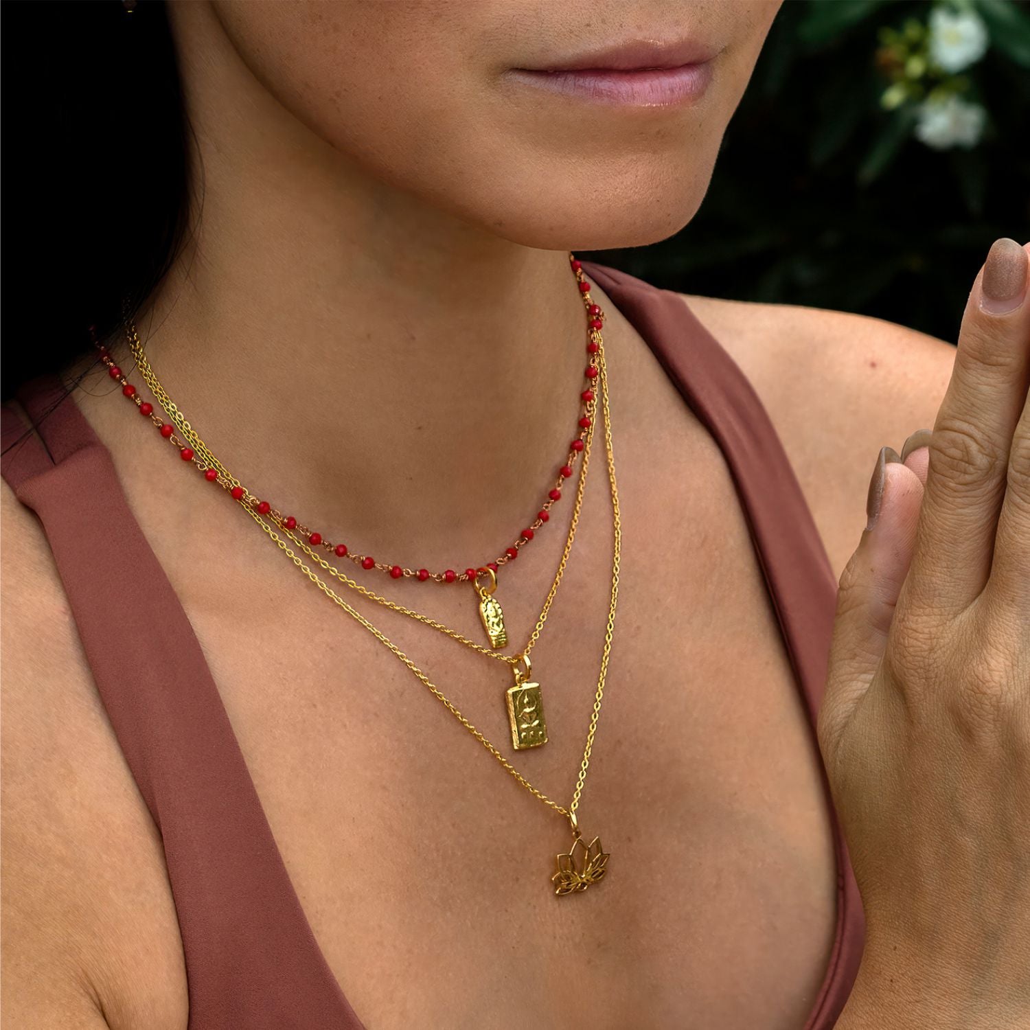 Detail von: Annette Söhnlein, Yoga Teacher in Berlin, trägt einen Siebenblättriger-Lotus-Anhänger aus vergoldetem Sterling Silber von ETERNAL BLISS - Spiritueller Symbol Schmuck