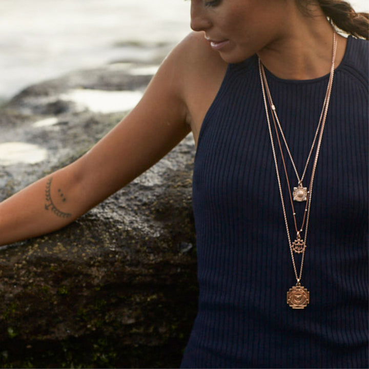 Steffi, Yogalehrerin auf Bali, kombiniert einen großen, rosévergoldeten Kali Yantri Anhänger mit Rubin aus Sterling Silber mit verschiedenem spirituellem Schmuck von Eternl Bliss