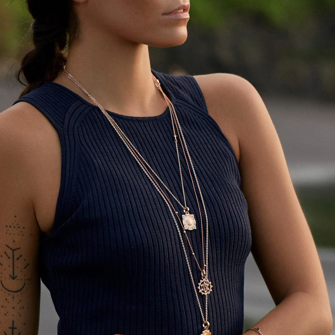 Die balinesische Yogalehrerin Steffi trägt einen Anahata Chakra Anhänger rosévergoldet mit Kette von ETERNAL BLISS - Spriritueller Schmuck