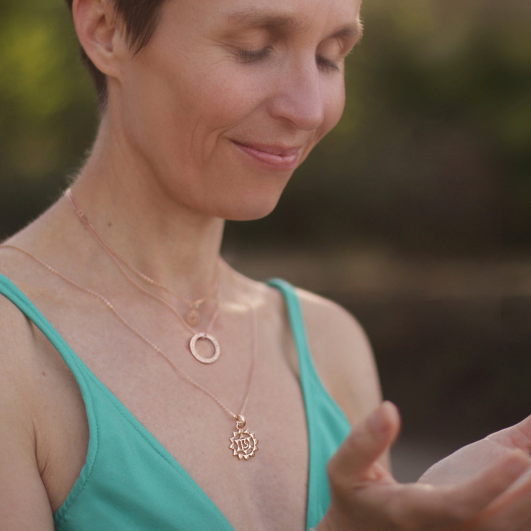 Die Berliner Yogalehrerin Anette Söhnlein trägt einen rosévergoldeten Herz Chakra Anhänger  mit Kette von ETERNAL BLISS - Spriritueller Schmuck