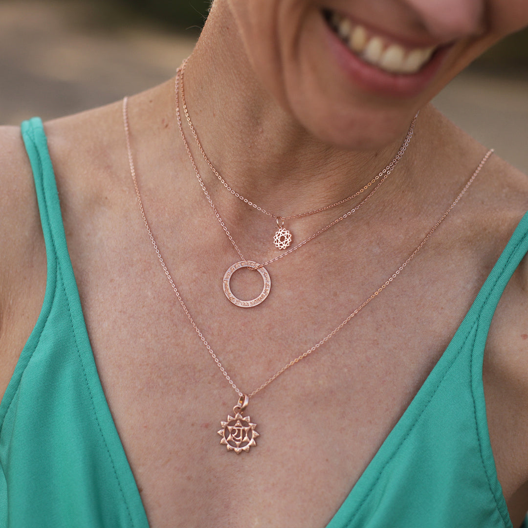 Die Berliner Yogalehrerin Anette Söhnlein kombiniert einen rosévergoldeten Herz Chakra Anhänger  mit einer Lakshmi Mantra Kette von ETERNAL BLISS - Spriritueller Schmuck