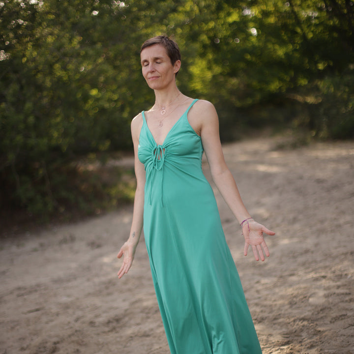 Die Berliner Yogalehrerin Anette Söhnlein trägt hochwertigen Herz Chakra Schmuck von ETERNAL BLISS. zur Meditation und spiritueller Praxis