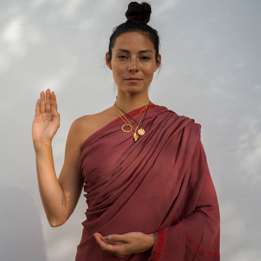 Yoga Teacher Steffi kombiniert ihren Abhaya Mudra Anhänger zu verschiedenen vergoldeten spirituellen Ketten