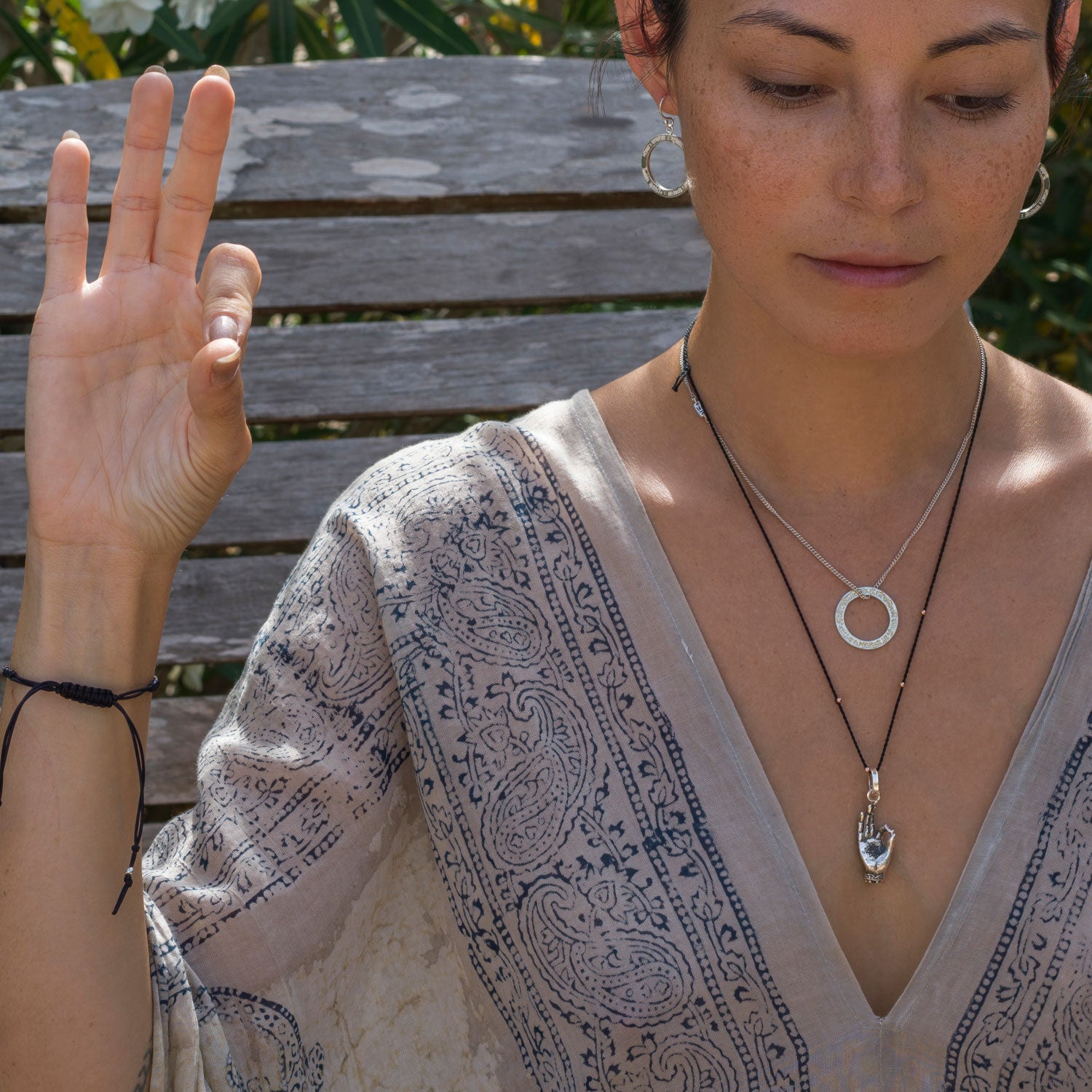 Die Yoga-Lehrerin Steffi trägt einen Gyan-Mudra-Anhänger aus hochwertigem Sterling Silber zu spirituellen Schmuck von ETERNAL BLISS