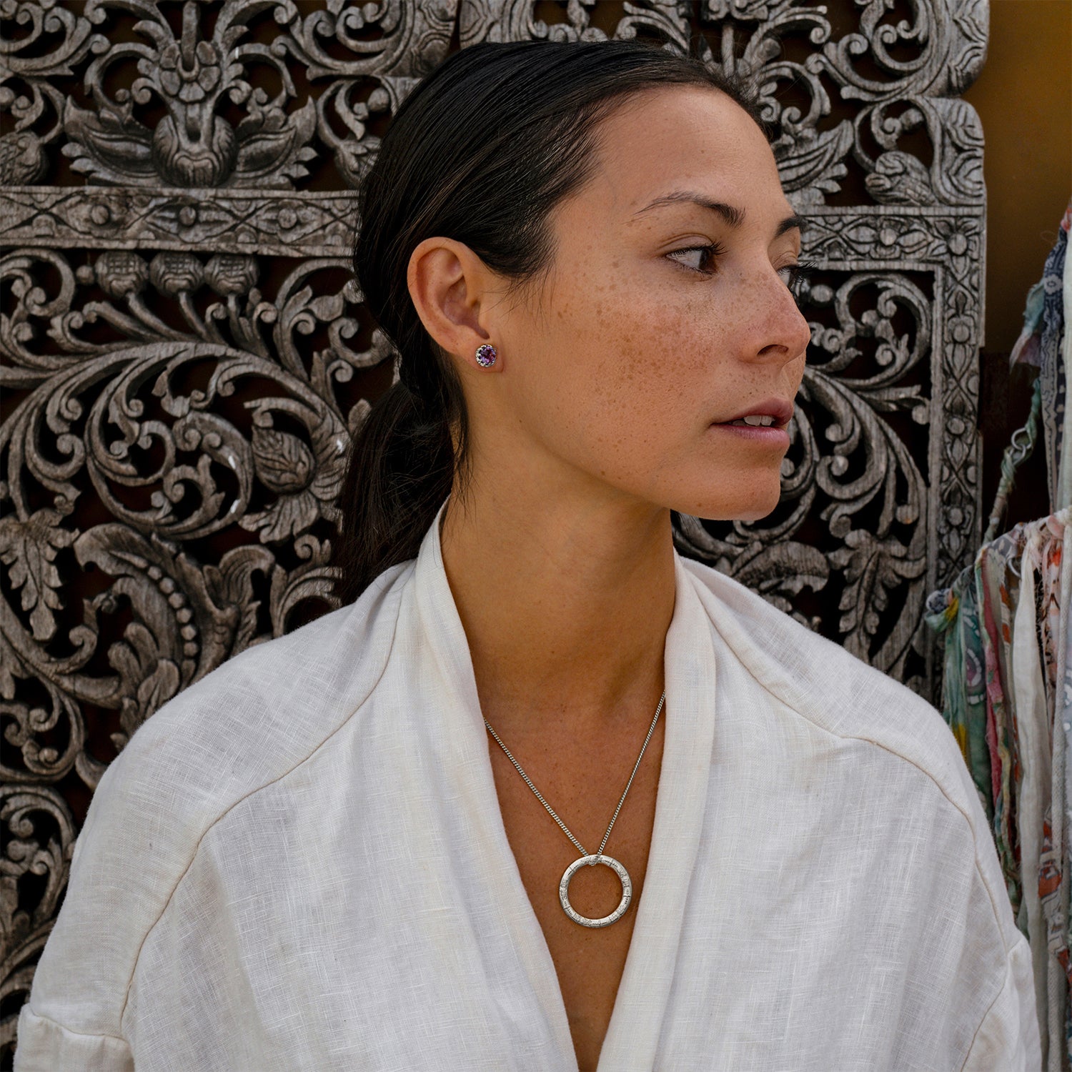 Die balinesische Yogalehrerin Steffi trägt einen silbernen Aham-Prema-Mantra-Anhänger mit einer feinen Silberkette aus Sterling Silber mit Halskette von ETERNAL BLISS - Spiritueller Schmuck
