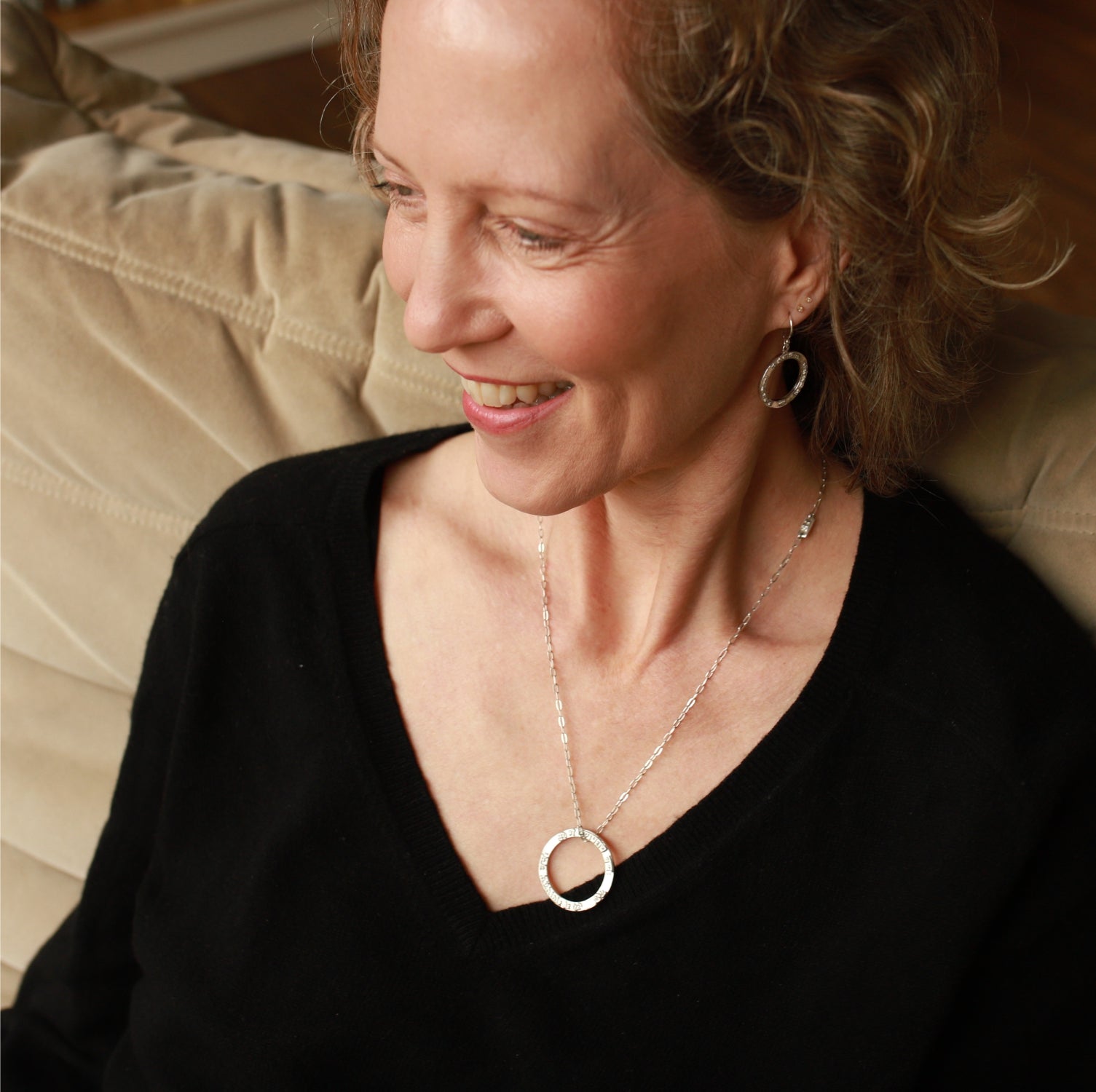 Elena Lustig, Yoga Lehrerin in Berlin, trägt einen Ganesha Mantra Anhänger  aus Sterling Silber von ETERNAL BLISS aus der spirituellen Schmuckkollektion