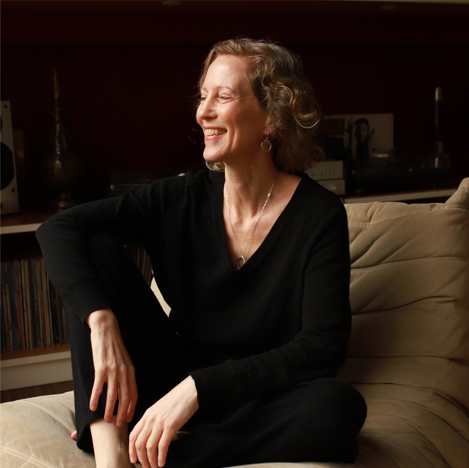 Elena Lustig, Yoga Lehrerin in Berlin, kombiniert einen Ganesha Mantra Anhänger  aus Sterling Silber von ETERNAL BLISS  mit anderen Teilen aus der spirituellen Schmuckkollektion