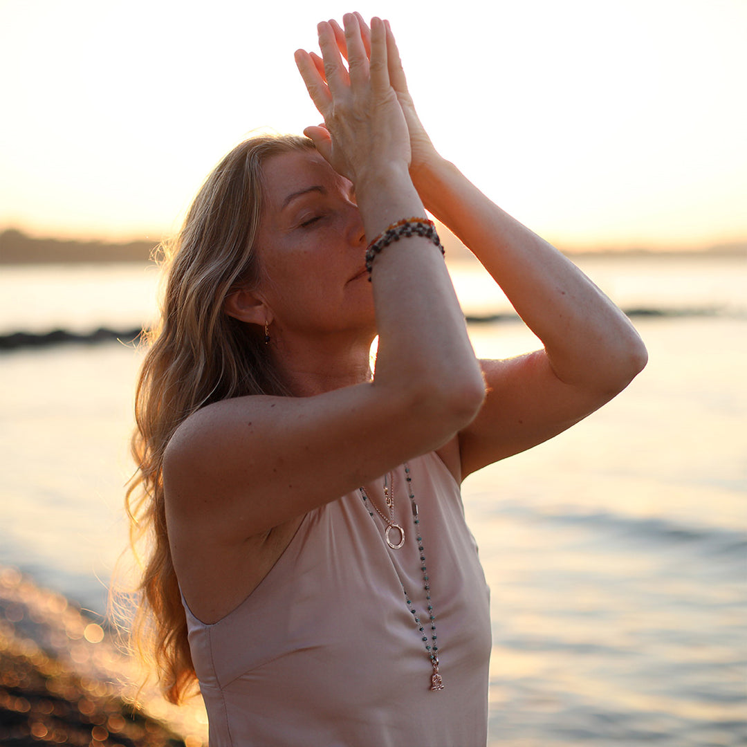 Corinna Marx, Yogalehrerin und Coach in Frankfurt, trägt einen großen, rosévergoldeten Gayatri Mantra Anhänger aus Sterling Silber 