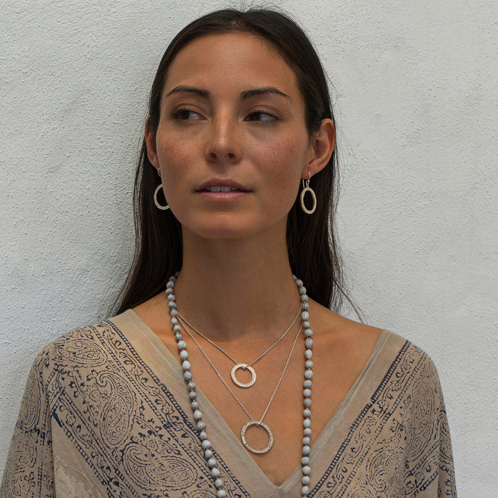 Sabrina aus Berlin kombiniert eine Lakshmi Mantra Kette mini in Sterling Silber aus der Yoga Schmuckkollektion von ETERNAL BLISS mit spirituellem Schmuck