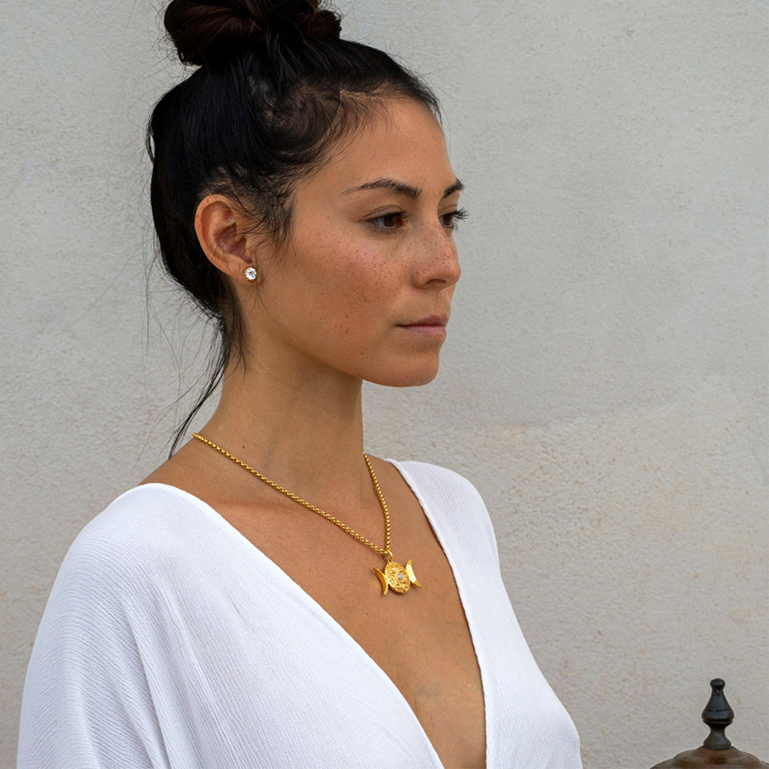Steffi trägt ein vergoldetes Mondphasen Amulett  von ETERNAL BLISS - Dreifaltige Göttin