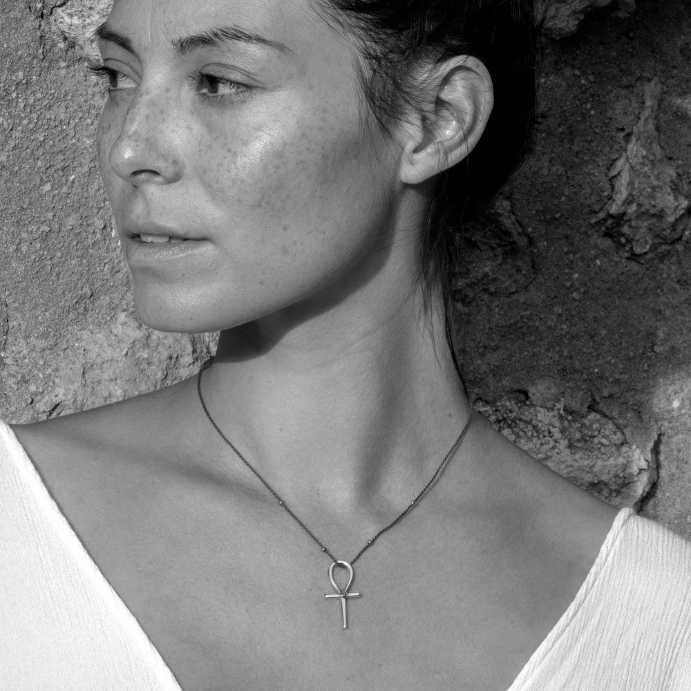 Bild von Yoga Teacher Steffi, die einen hochwertig vergoldeten Ankh-Anhänger mit Rubin von ETERNAL BLISS - Schlüssel des Lebens trägt.