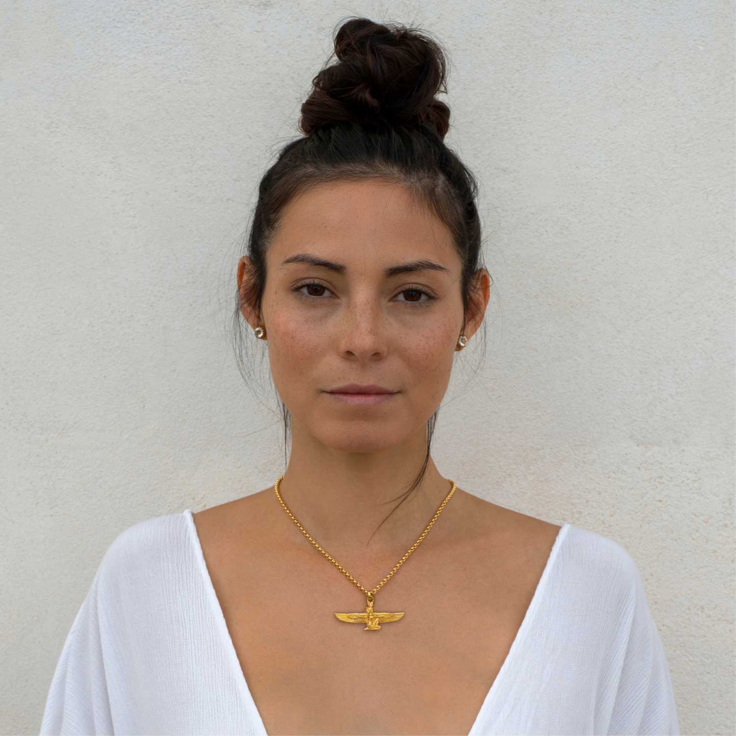 Yoga Teacher steffi trägt einen vergoldeten Göttin-Isis-Anhänger mit Bergkristall von ETERNAL BLISS - Ägyptischer Schmuck