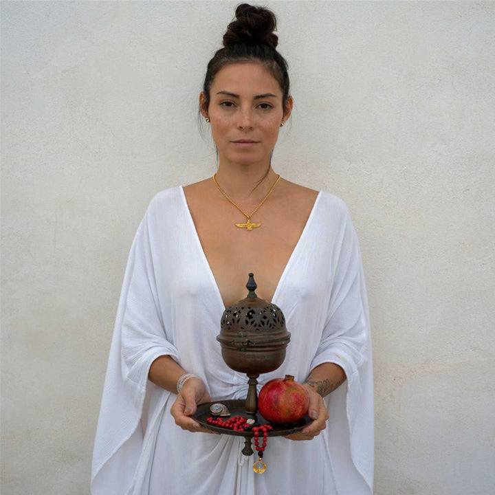 Yoga Teacher Steffi kombiniert einen vergoldeten Göttin-Isis-Anhänger mit Bergkristall mit Ägyptischem Schmuck von ETERNAL BLISS