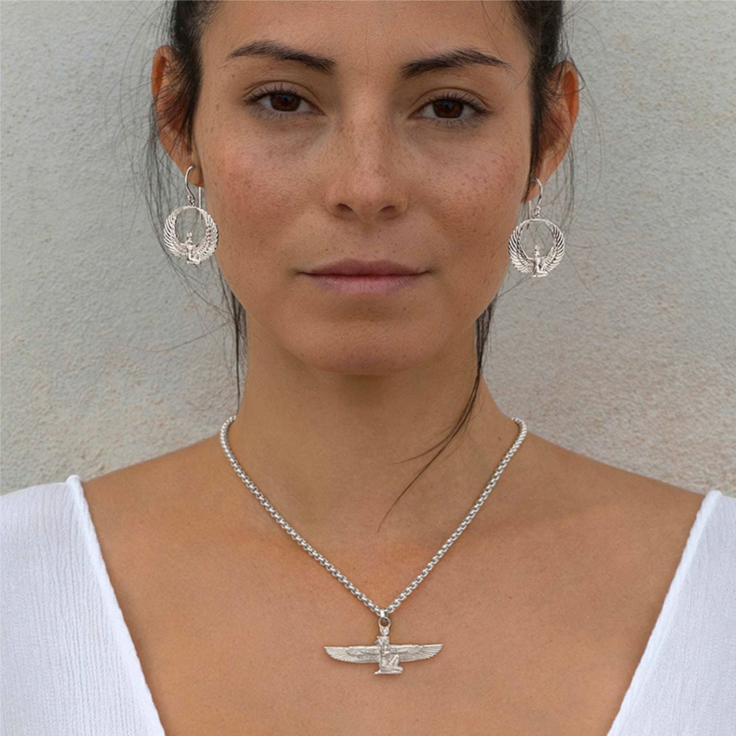 Detailaufnahme von Yoga Teacher Steffi trägt einen silbernen Göttin-Isis-Anhänger mit Bergkristall von ETERNAL BLISS - Ägyptischer Schmuck