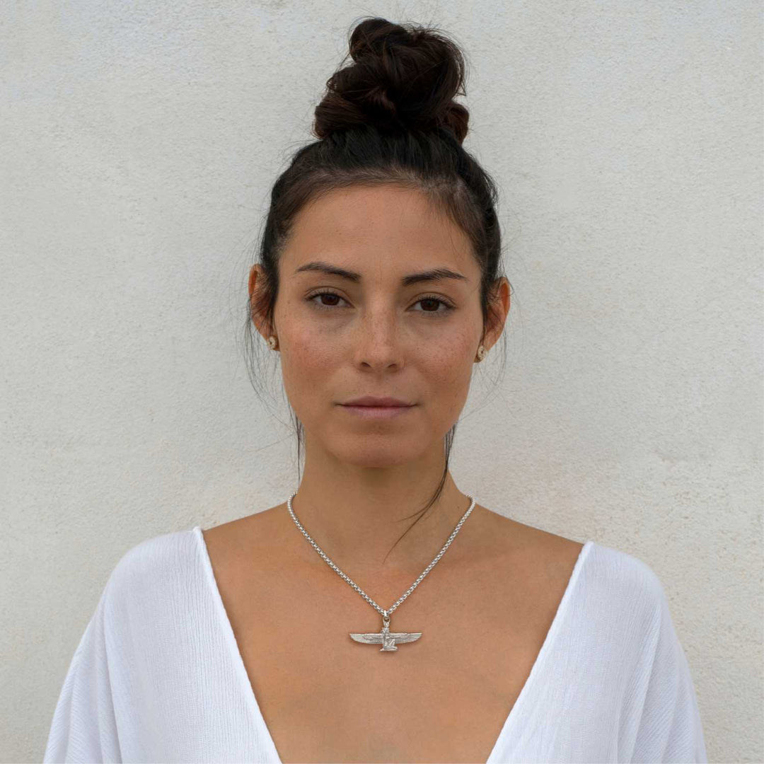 Detailaufnahme von: Yoga Teacher Steffi trägt einen silbernen Göttin-Isis-Anhänger mit Bergkristall von ETERNAL BLISS