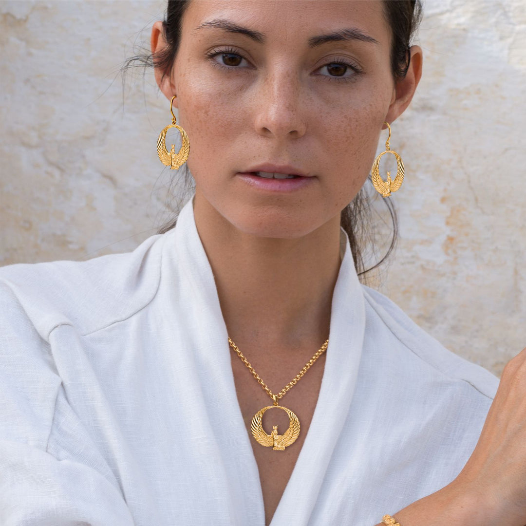 Die Yoga Lehrerin Steffi trägt einen dynamisch gerundeten, vergoldeten Göttin-Isis-Anhänger mit Bergkristall von ETERNAL BLISS - Ägyptischer Schmuck