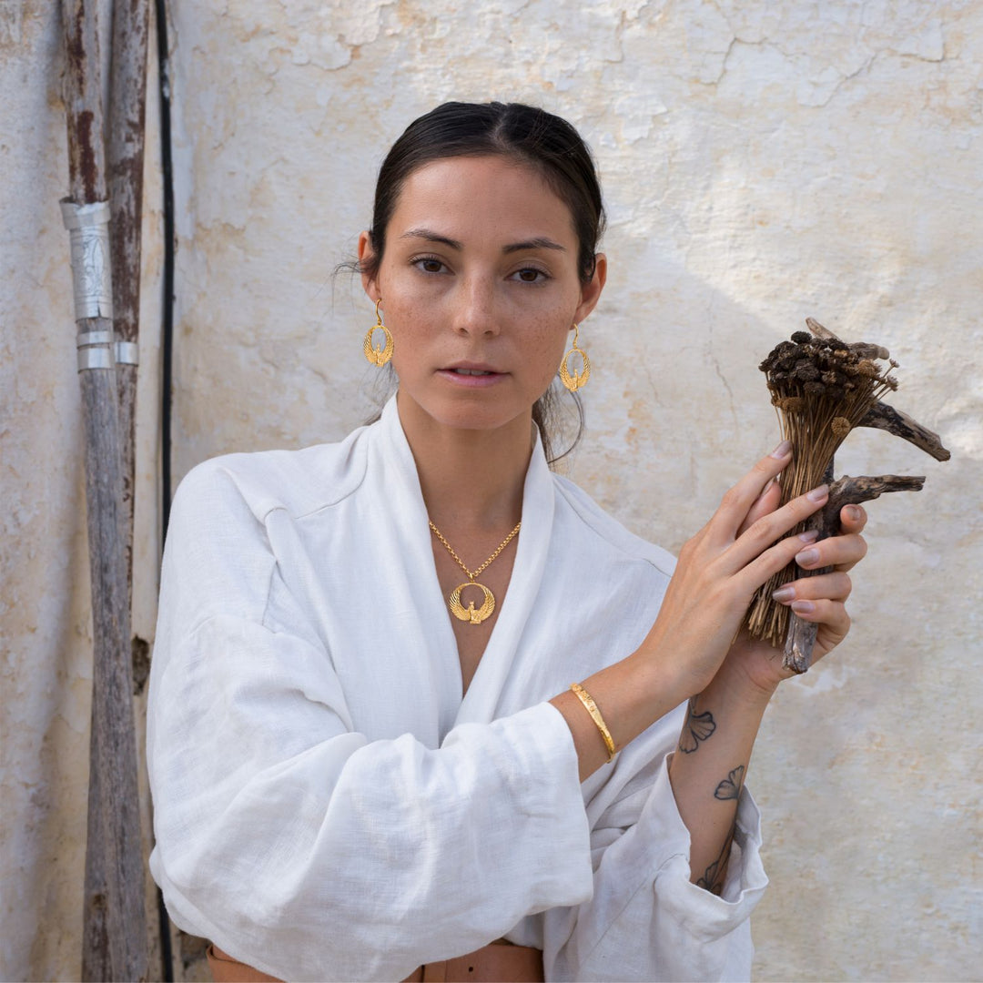 Yoga Teacher Steffi kombiniert einen dynaimsch gerundeten, vergoldeten Göttin-Isis-Anhänger mit Bergkristall mit Ägyptischem Schmuck von ETERNAL BLISS