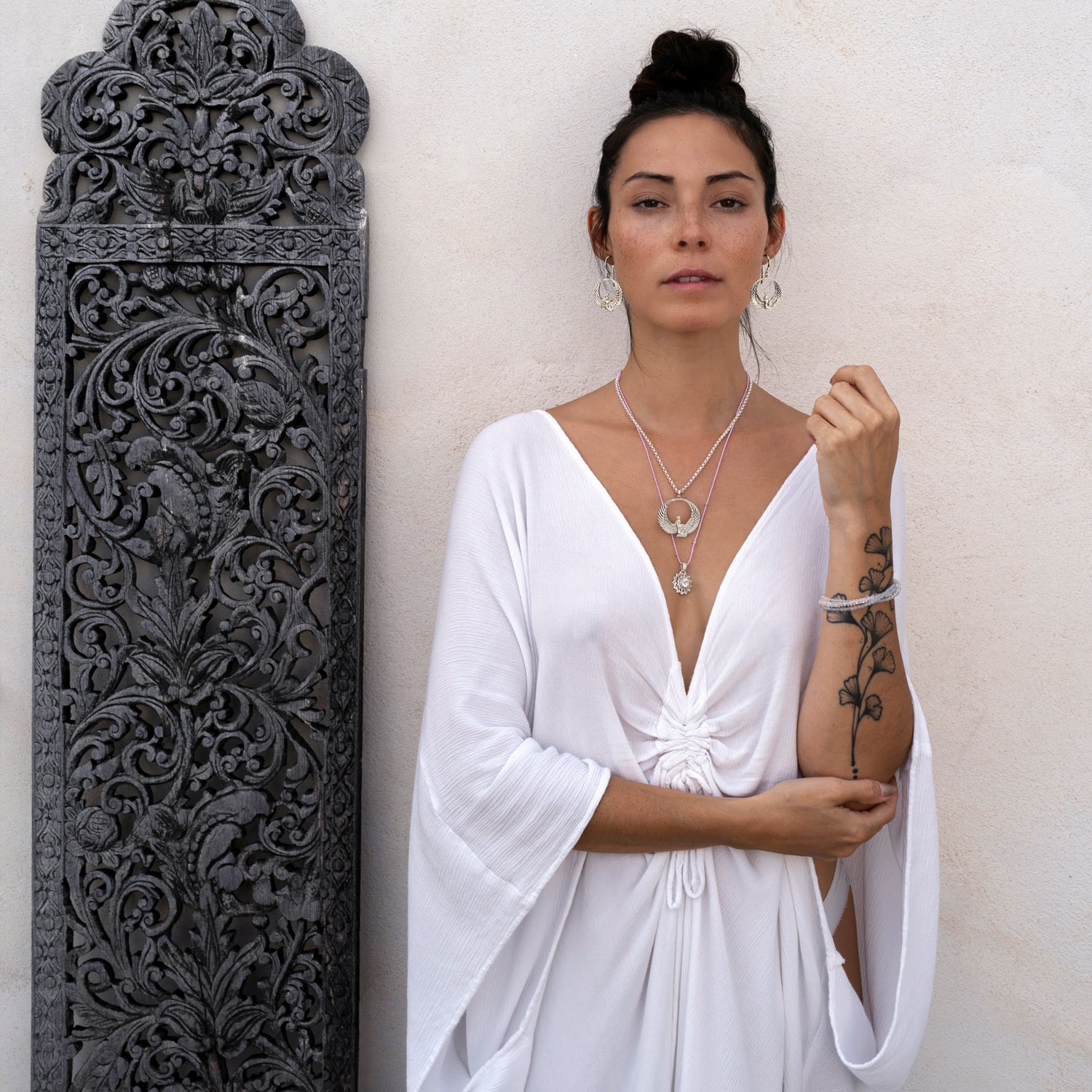 Im spirituellem Umfeld: Yoga Teacher Steffi trägt einen dynamisch gerundeten Göttin-Isis-Anhänger aus Sterling Silber mit Bergkristall von ETERNAL BLISS - Ägyptischer Schmuck