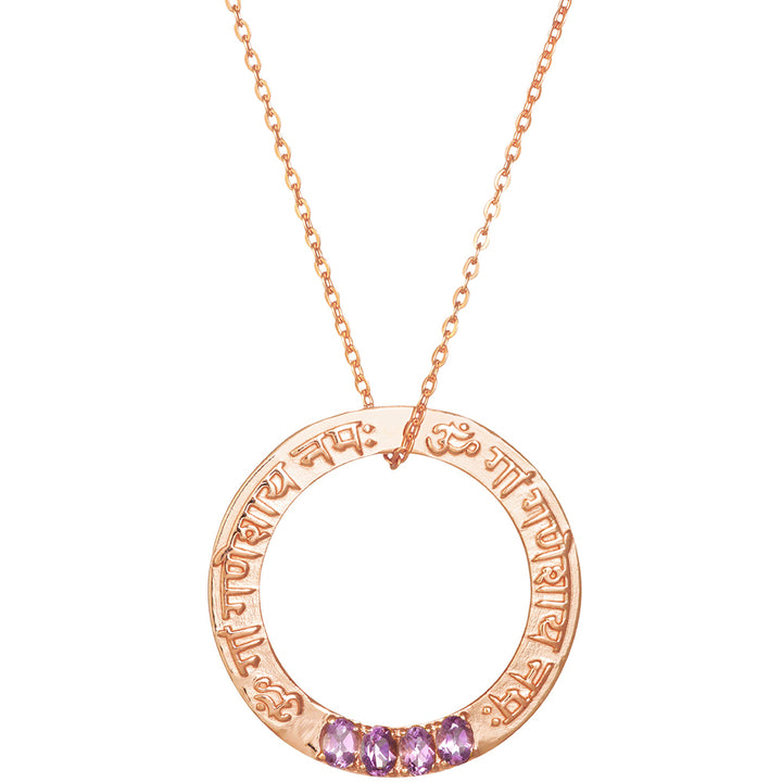 Ganesha Mantra Anhänger mit erhabener Sanskritschrift aus rosé vergoldetem Sterling Silber und Edelsteinen von ETERNAL BLISS aus der spirituellen Yoga Schmuckkollektion