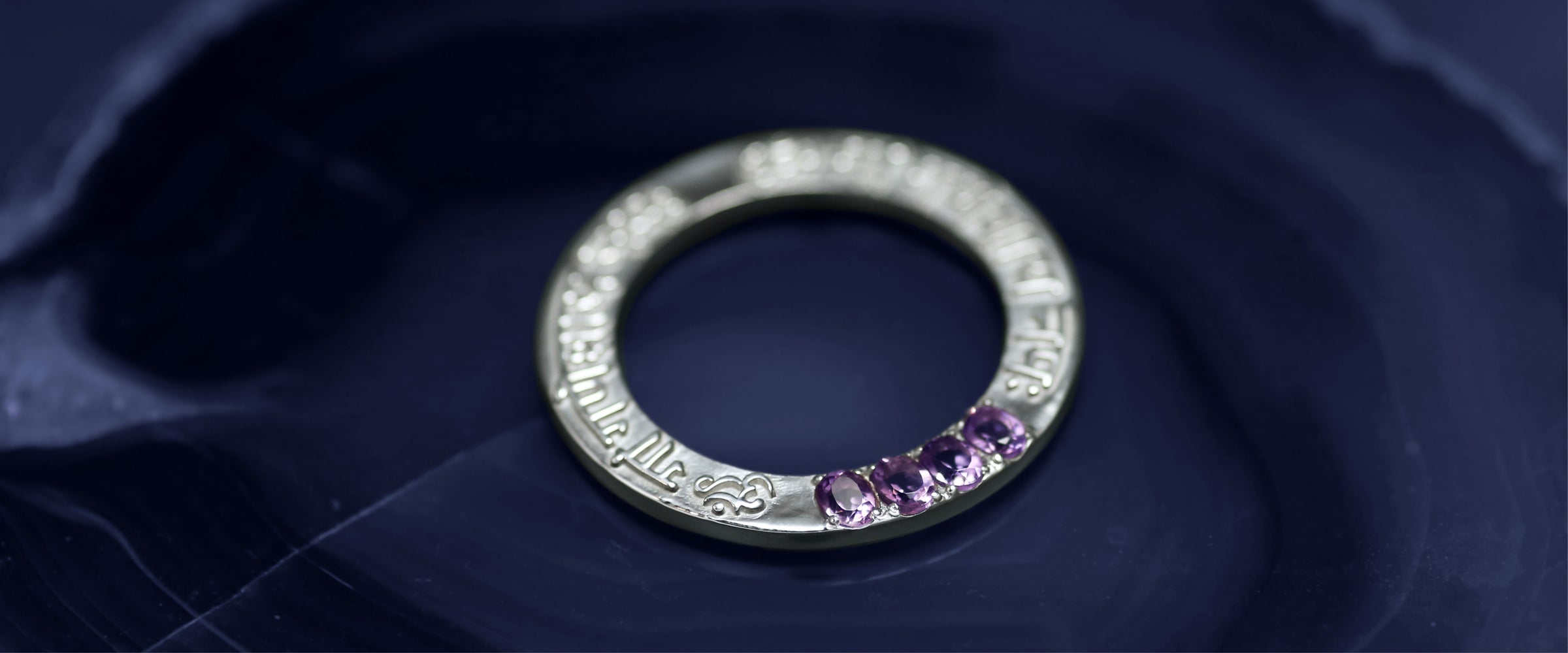 Spirituelle Schmuckkollektion: Ganesha Mantra Anhänger aus Sterling Silber mit Edelsteinen