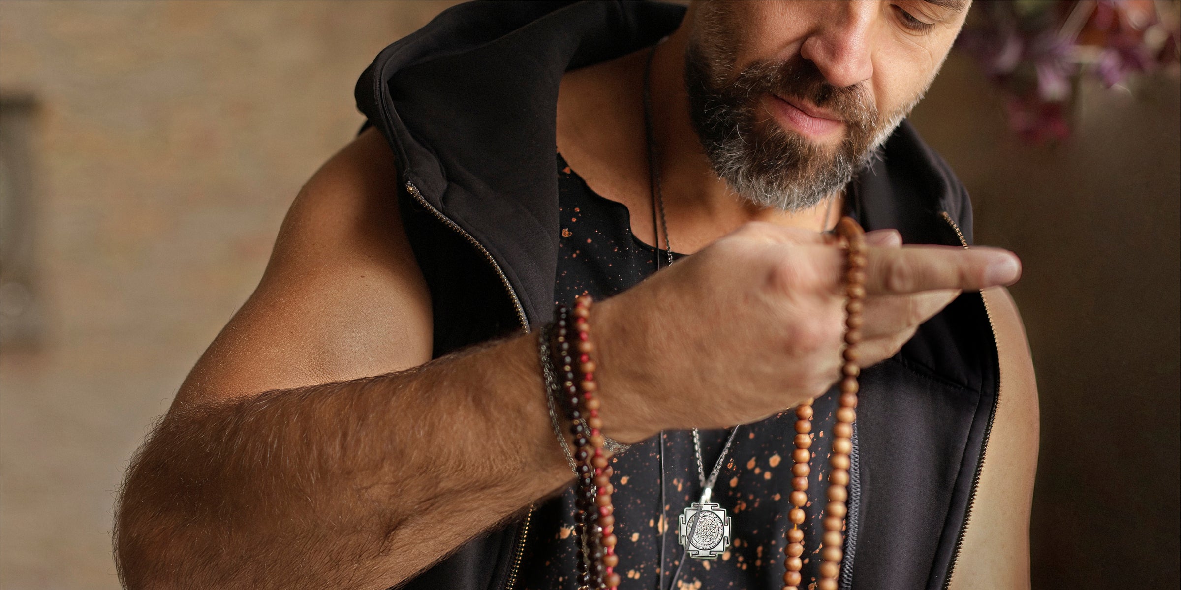 Valentin trägt eine Sri Yantra Kette aus der spirituellen Männerschmuck Kollektion von Eternal Bliss