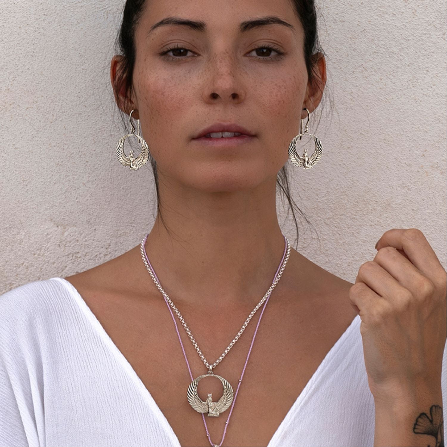 Detailaufnahme von: Yoga Teacher Steffi trägt einen dynamisch gerundeten Göttin-Isis-Anhänger aus Sterling Silber mit Bergkristall von ETERNAL BLISS - Ägyptischer Schmuck