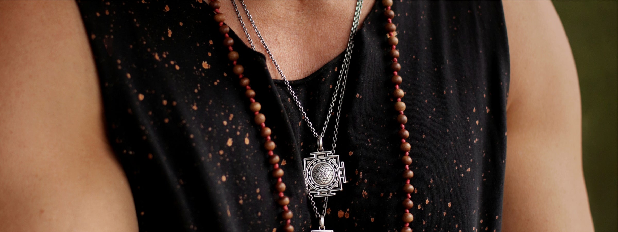 Spiritueller Schmuck: Valentin, Yoga Lehrer in Leipzig, trägt verschiedene Ketten aus der Sri Yantra Kollektion