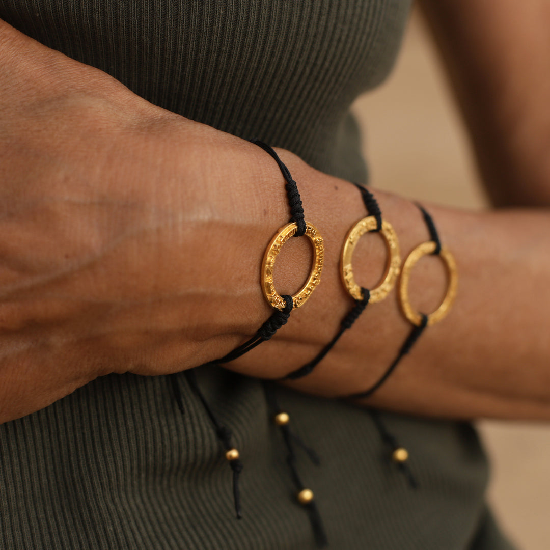 Ganesha Mantra Armband in vergoldetem Sterling Silber in Kombination mit 2 weiteren Mantra Armbändern von ETERNAL BLISS