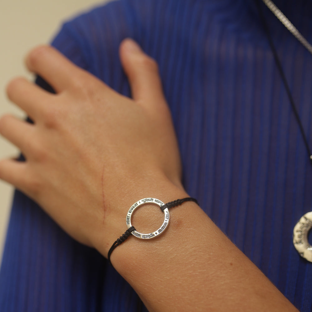 Sabrina trägt ein Lokah Samastah Mantra Armband aus Sterling Silber von ETERNAL BLISS - spiritueller Mantra Schmuck