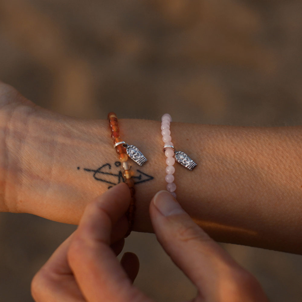 Annette Söhnlein, Yoga Teacher in Berlin, trägt ein Buddha Armband mini mit Rosenquarz von ETERNAL BLISS