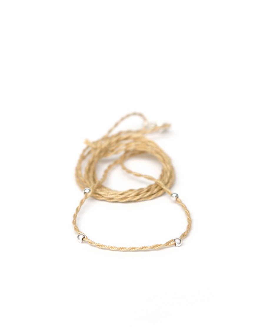 Halsband beige aus Baumwolle mit silbernen Perlen von ETERNAL BLISS