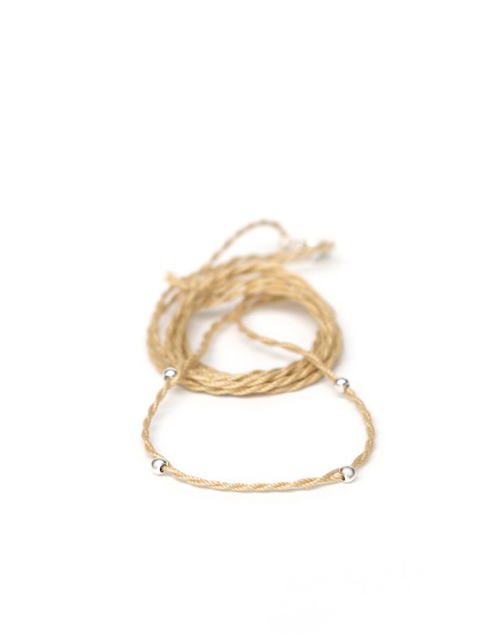 Halsband beige aus Baumwolle mit silbernen Perlen von ETERNAL BLISS