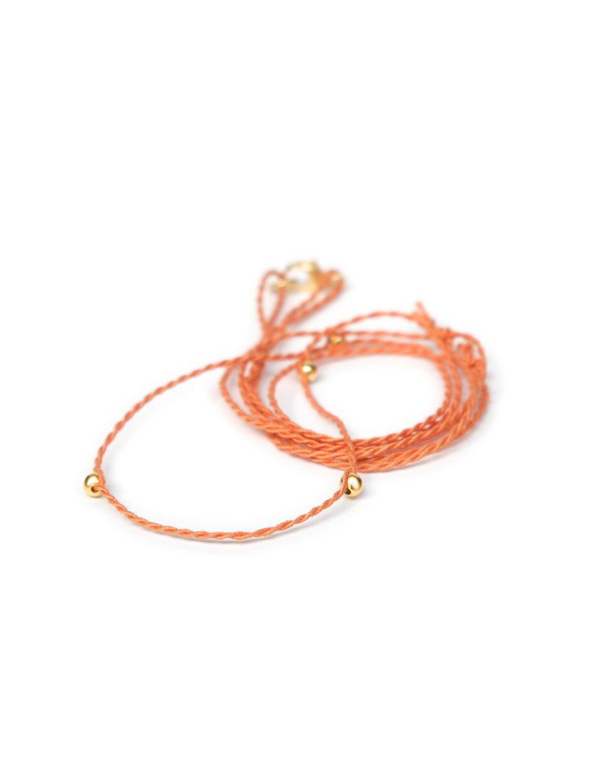 Halsband bernstein aus Baumwolle mit goldenen Perlen von ETERNAL BLISS