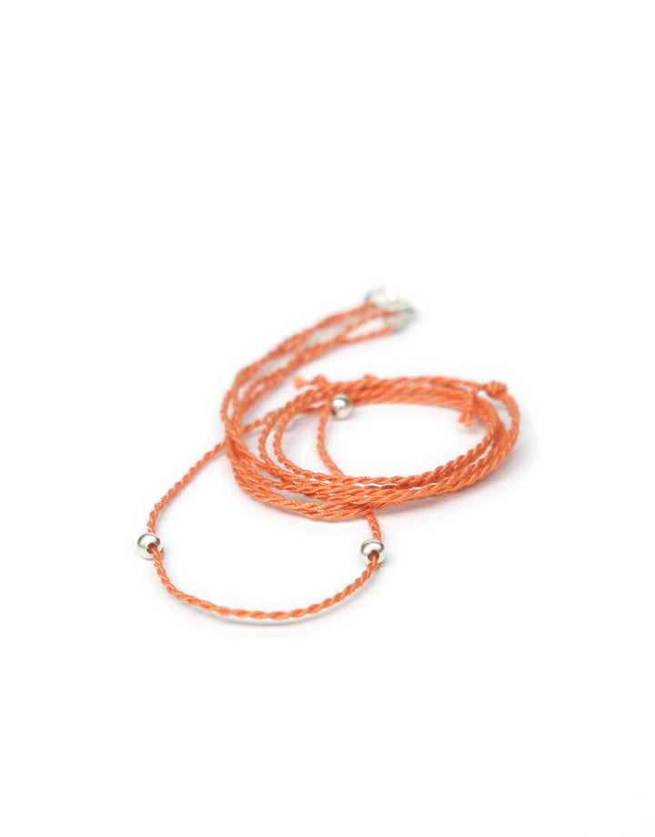 Halsband bernstein aus Baumwolle mit silbernen Perlen von ETERNAL BLISS