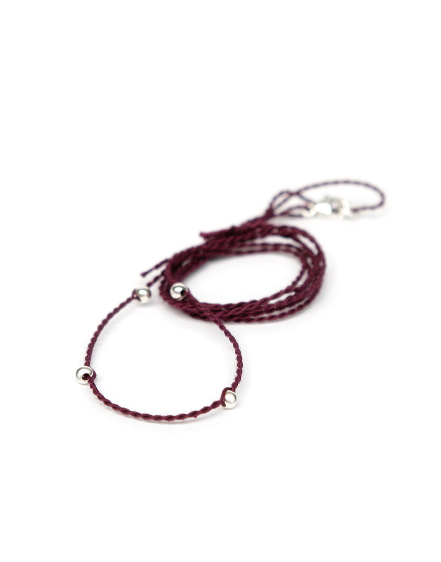 Halsband bordeaux aus Baumwolle mit silbernen Perlen von ETERNAL BLISS