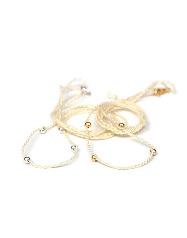 Halsband creme aus Baumwolle mit kontrastierenden Perlen von ETERNAL BLISS